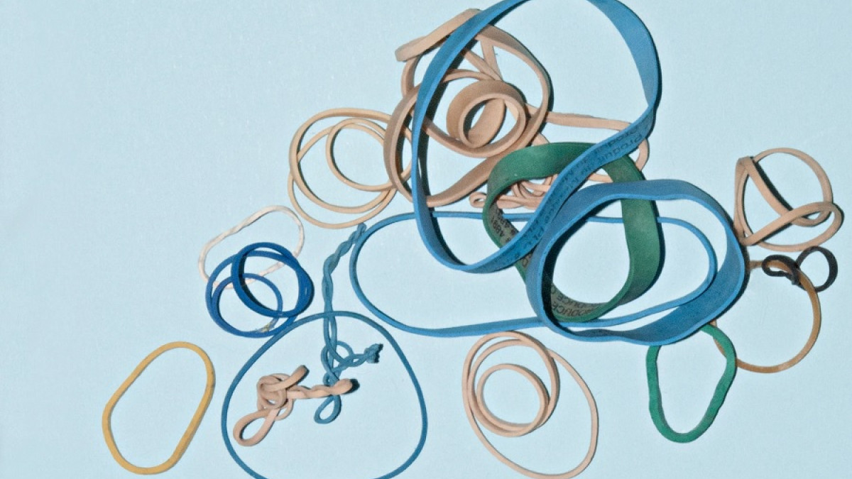 Qué son los polímeros y cómo se utilizan en productos cotidianos como plásticos y fibras sintéticas